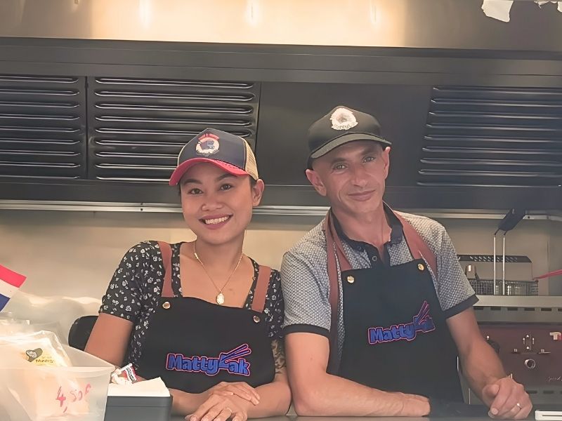 Matty et Benjamin ensemble derrière le comptoir du food truck Mattylak
