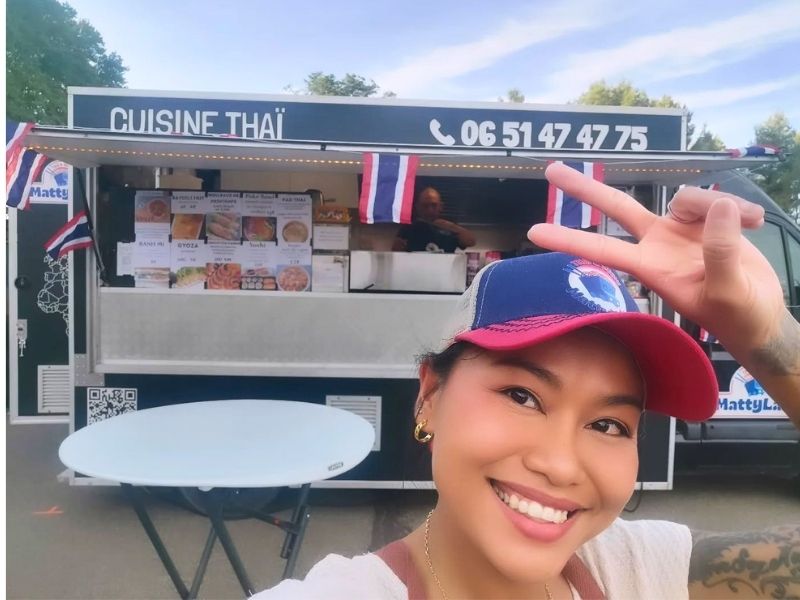 Matty, la cheffe thaïlandaise de Mattylak, devant son food truck