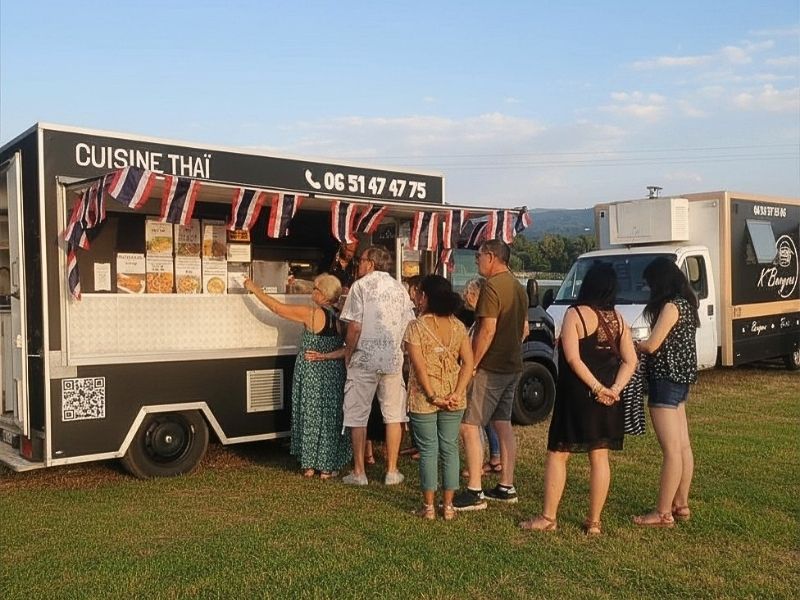 Le food truck Mattylak en service avec ses clients dans le Luberon